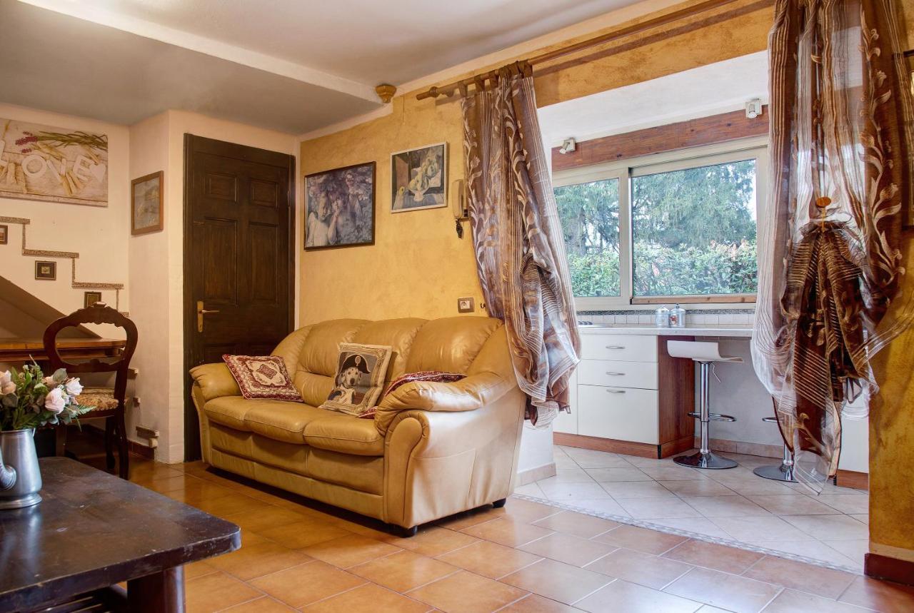 Casa Flora Lägenhet Porto Ceresio Exteriör bild